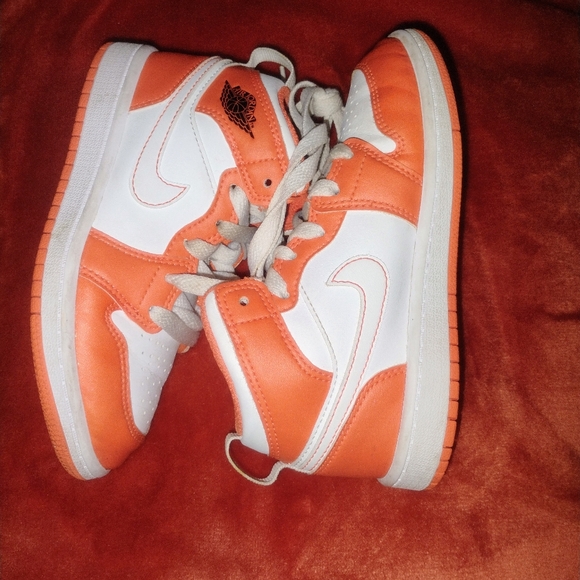 Nike Air Jordan 1 (FIRM) - Picture 3 of 4